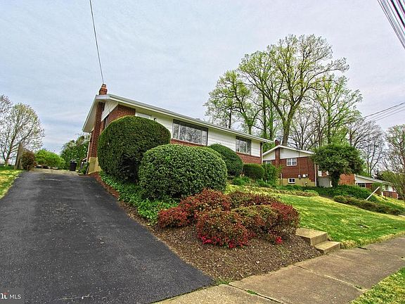 2nd image of 10218 Stratford Ave