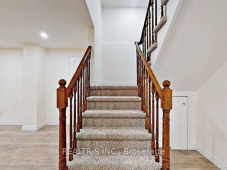 68 Gretman Cres — Photo 37