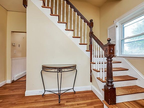 3rd image of 28 Belcher Cir