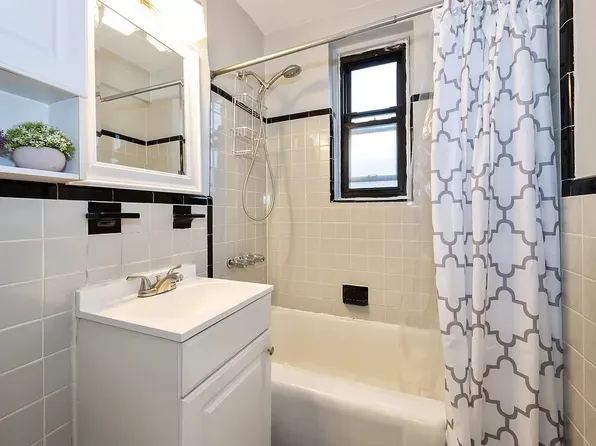 2229 Knapp Street image 8 of 31