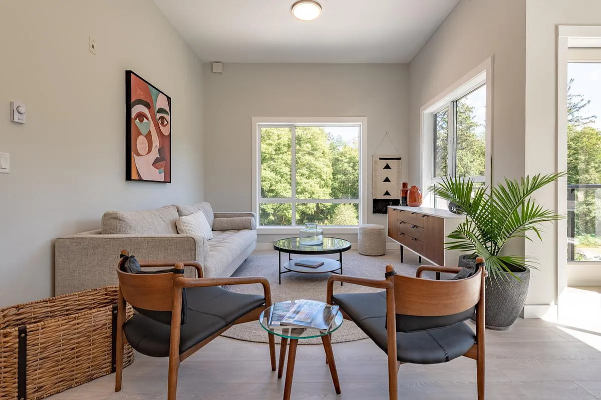 155 Moilliet St S #207 photo 1