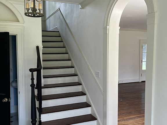 2nd image of 310 Lynnwood Blvd