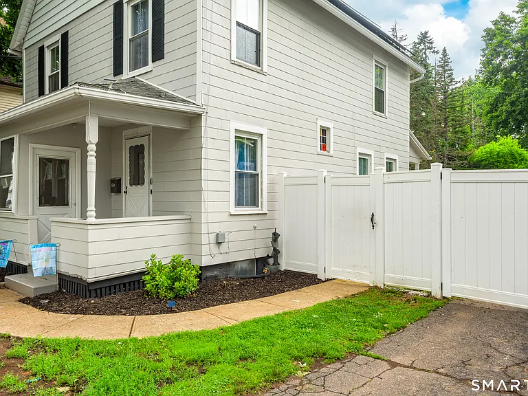 165 Oak St — Photo 4