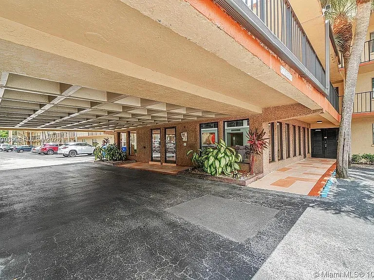 9440 SW 8th St #402 — Photo 15