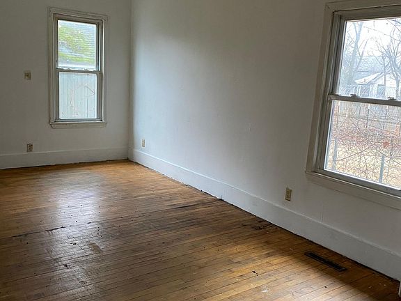 4th image of 102 Cliff St