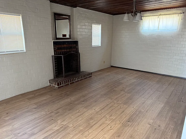 21265 Mission Blvd — Photo 3