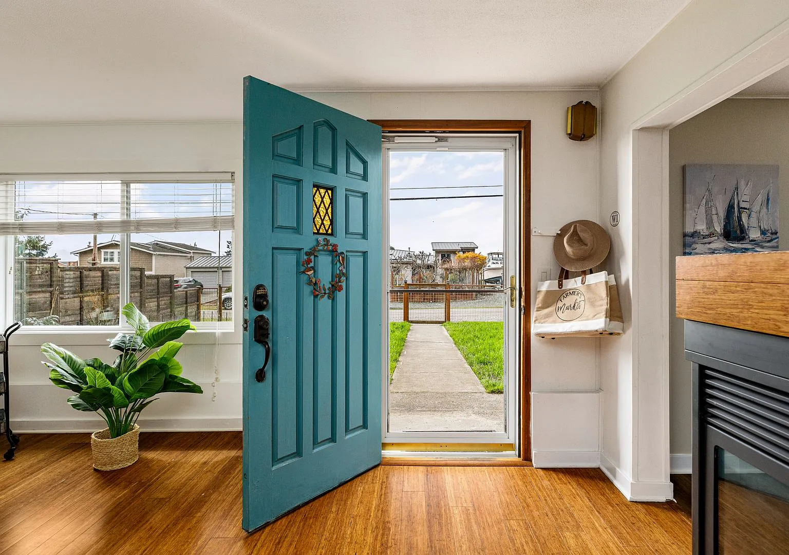 Coastal Living and Small Dog Friendly! — Photo 2