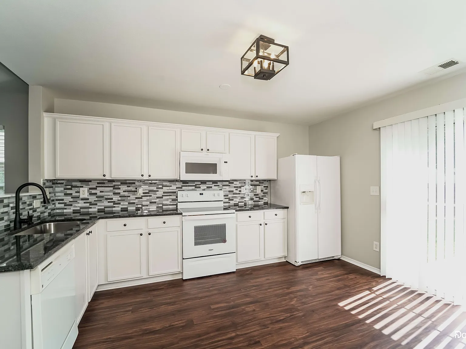 3 bed, 2.0 bath, 1259 sqft, $1,985 — Photo 2