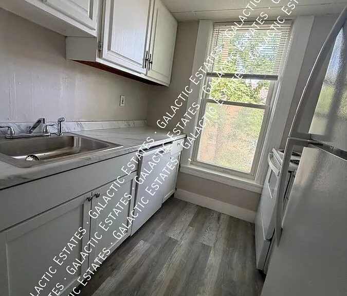 325 Walnut St #2 — Photo 6