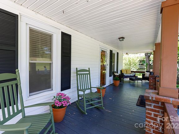 2nd image of 907 Woodlawn Ave