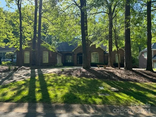 709 Hanna Woods Dr, Cramerton, NC 28032