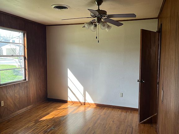 5th image of 300 N Burleson St