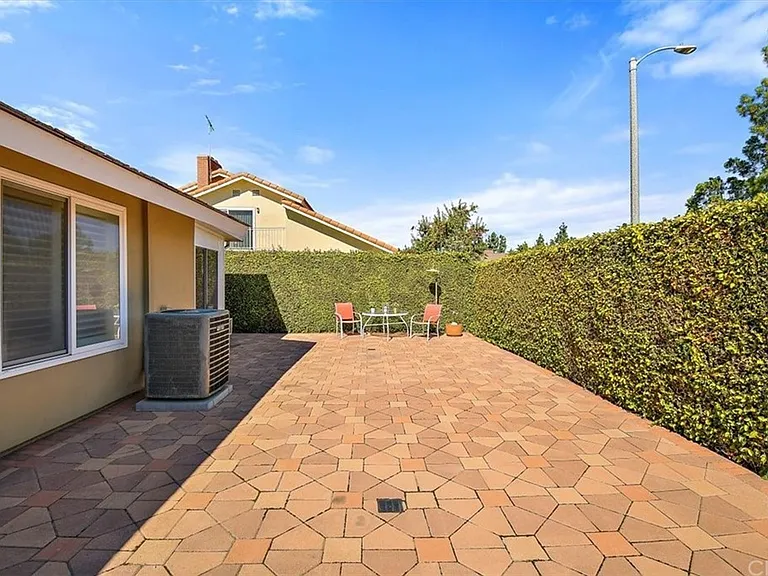 13043 Espinheira Dr — Photo 18