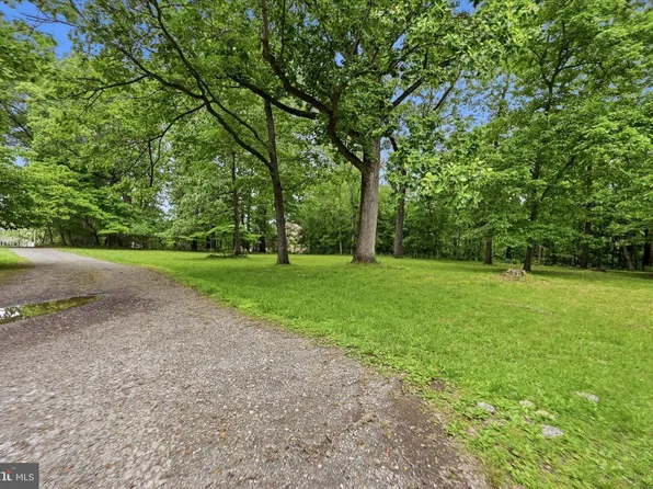 1 Dogwood Ln, Aston, PA 19014