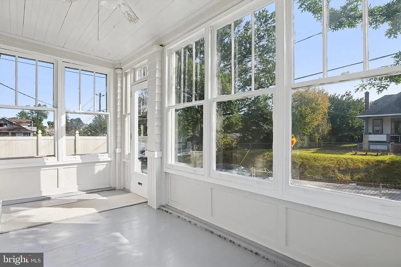 3 bed, 1.5 bath, 5663 sqft, $2,095 — Photo 2