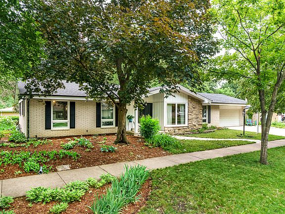 2nd image of 226 E Murray Dr