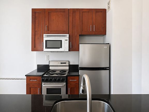 4th image of 213 E 37th St #8F