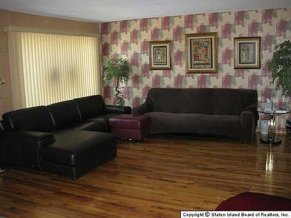 3rd image of 592 Barlow Ave