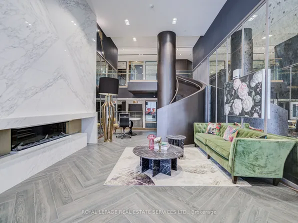 395 Dundas St W, Oakville, ON