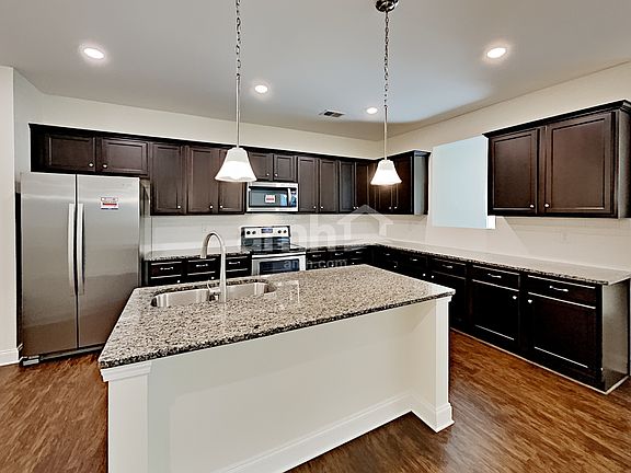 5th image of 301 Ocasey Cir