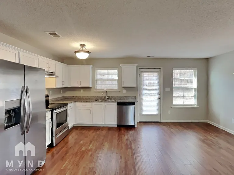 160 Nicholas Dr — Photo 4