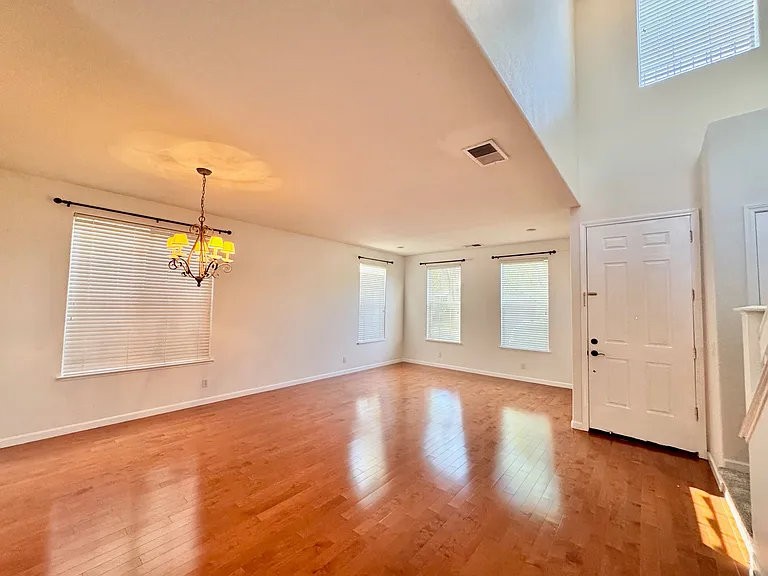 814 Dederick Ct — Photo 2