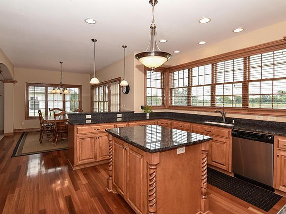 3rd image of 1047 W Rosewood Trl