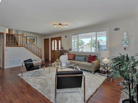 5th image of 43352 Mintwood St
