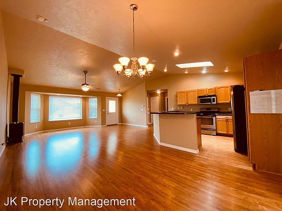 5th image of 905 38th Ave NE