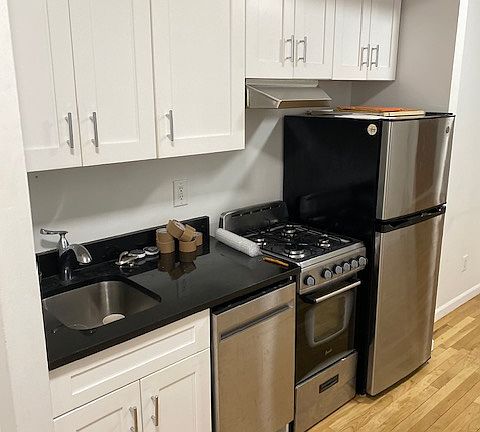3rd image of 7 Jones St APT 2C