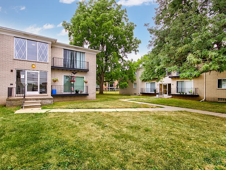 Pleasantview Manor Apartments — Photo 32