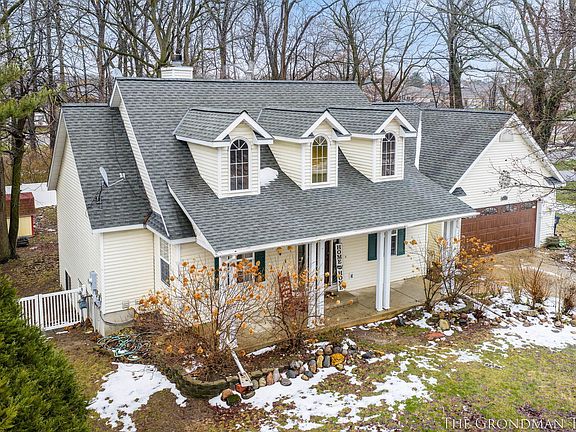 2nd image of 975 Songbird Ln