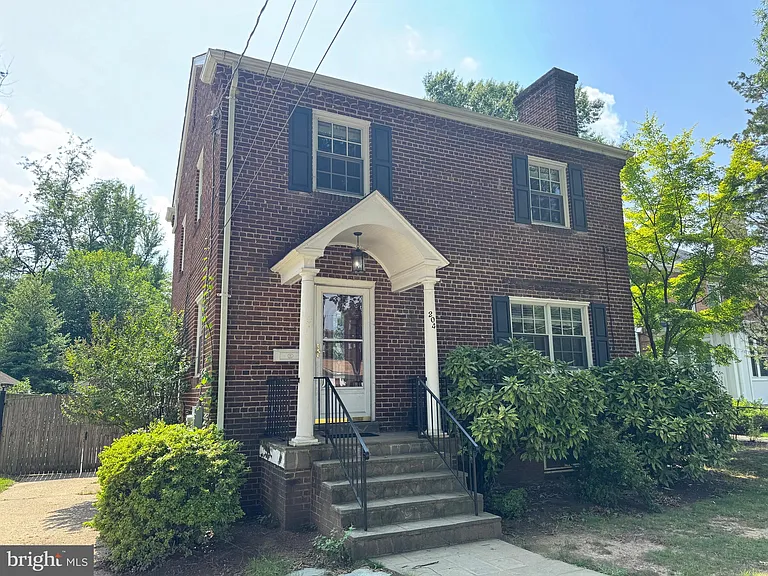 204 S Irving St — Photo 3