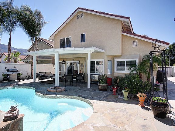 2.Entertainer's backyard.