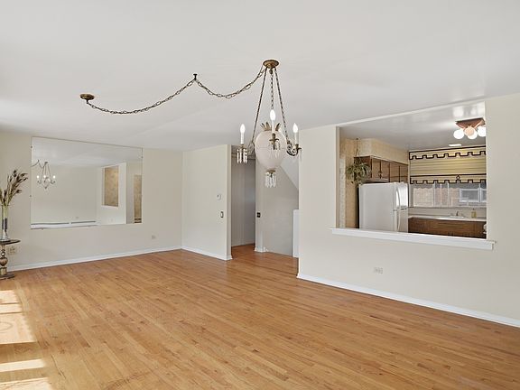 3rd image of 2711 W Balmoral Ave