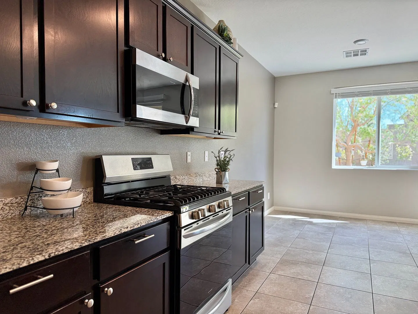 Spacious 4-Bedroom Home in Spring Valley — Photo 4