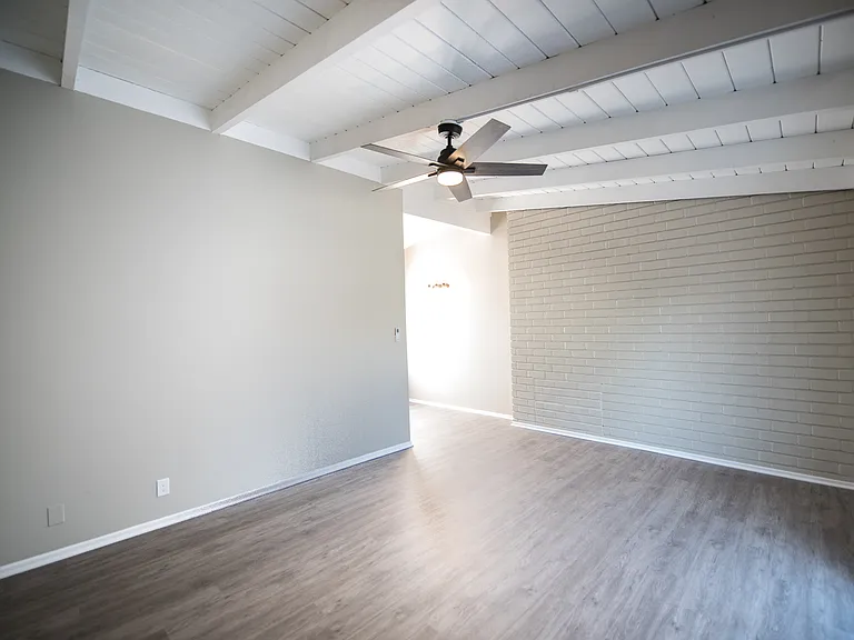 450 Live Oak — Photo 6
