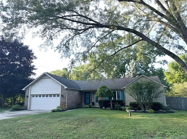1580 Carthage, Commerce Township, MI 48382