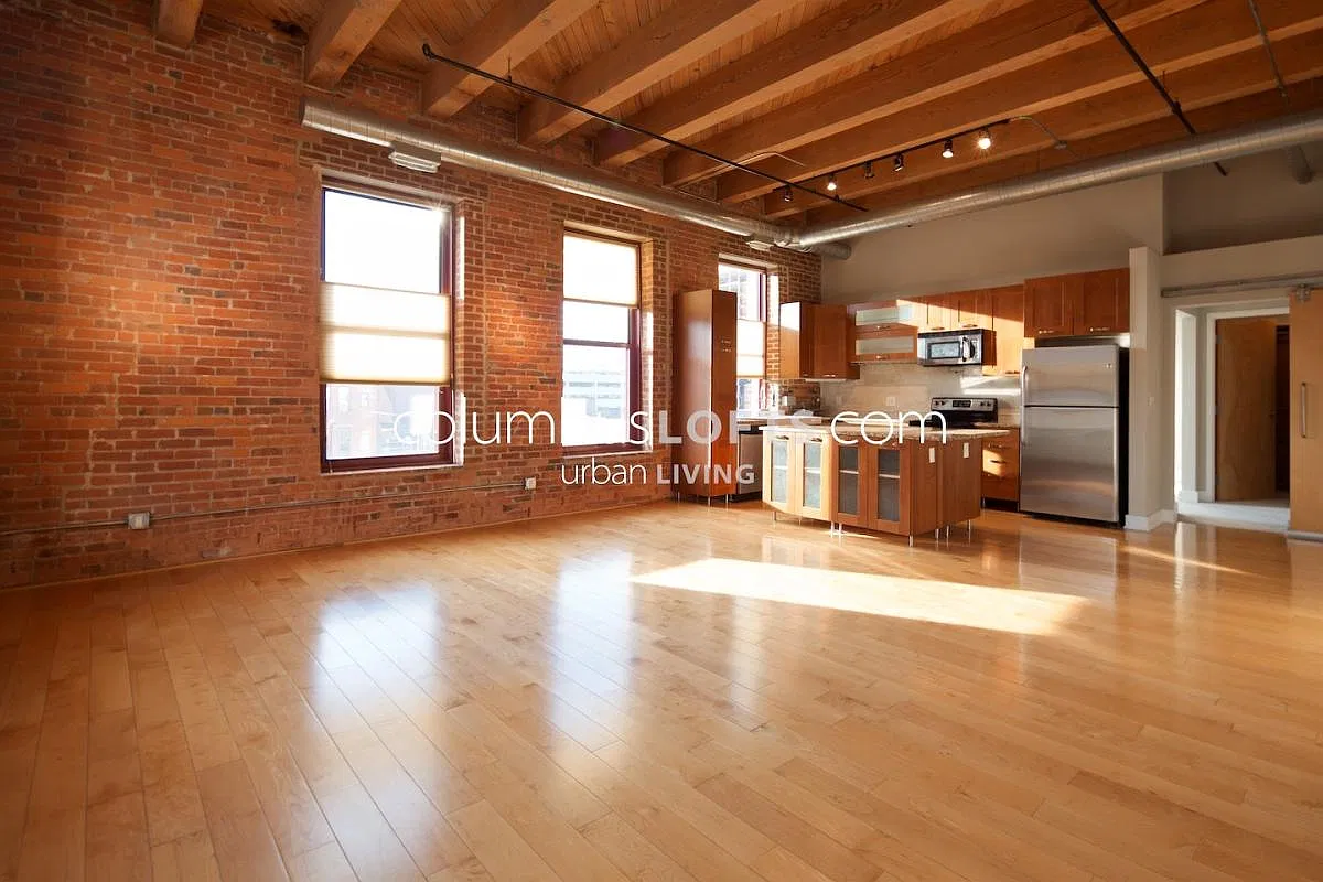 150 E Main St — Photo 4