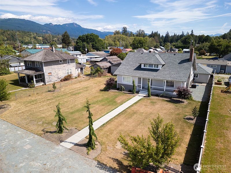 4th image of 8387 Dyer Street