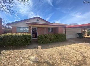 915 Van Horn St, Iowa Park, TX 76367