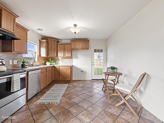 4th image of 300 Oak Springs Ln