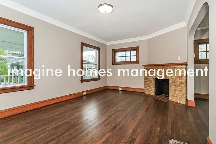 1453 Larchmont Ave — Photo 2