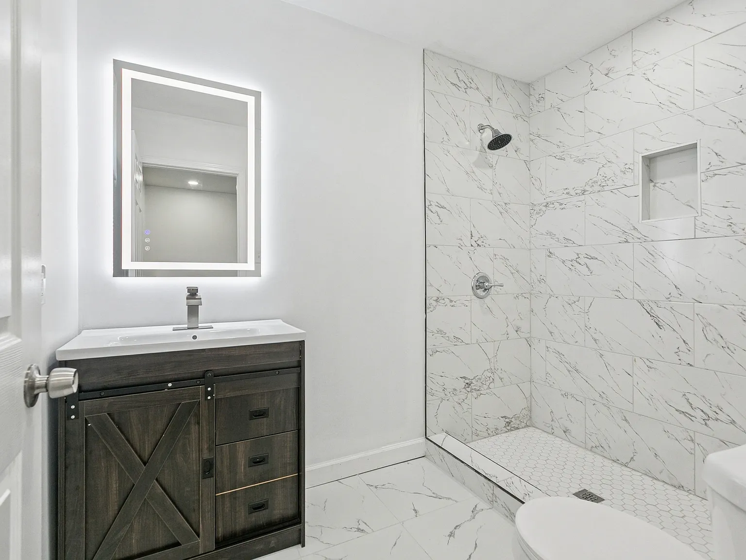 2 bed, 705 sqft, $2,800 — Photo 2