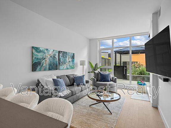 2nd image of 3389 Lakeshore Rd #210