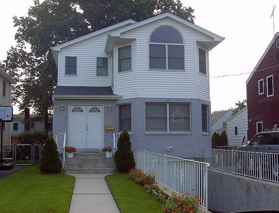 1st image of 628 S 10th St