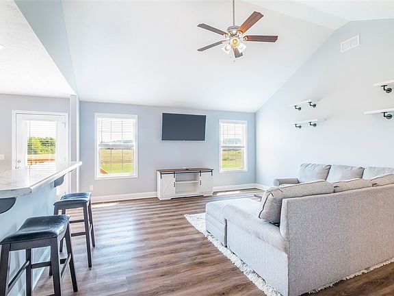 5th image of 1324 Winnipeg Way