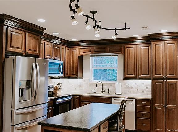5th image of 165 Winding Cedar Dr