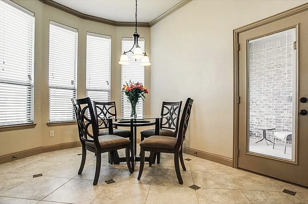 4 bed, 2378 sqft, $2,495 — Photo 3