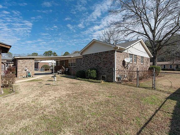 4th image of 704 Peterson Dr